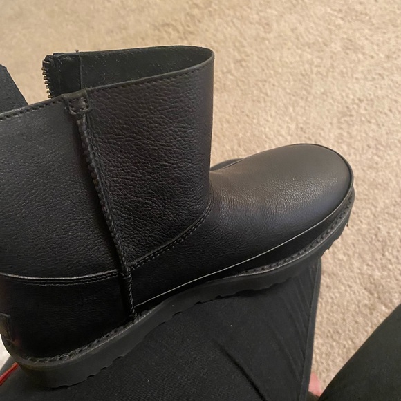 Black leather Ugg boots - Picture 3 of 3